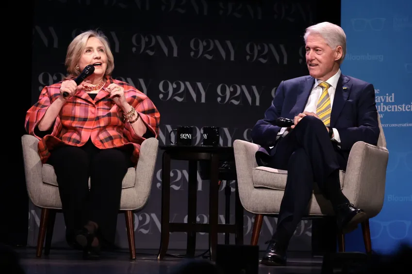 Hillary Clinton e Bill Clinton discursam no palco durante uma conversa com David Rubenstein no centro cultural comunitário 92nd Street Y, em Nova York, em 4 de maio de 2023 • Photo by Jamie McCarthy/Getty Images