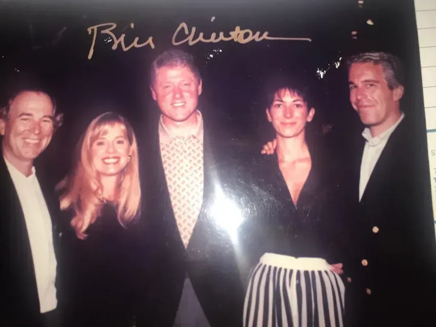 Bill Clinton aparece ao lado de Ghislaine Maxwell e Jeffrey Epstein em novas fotos &bull; Reprodu&ccedil;&atilde;o/House Oversight Democrats