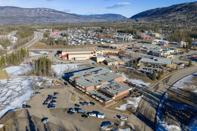 A Escola Secund&aacute;ria de Tumbler Ridge, na Col&uacute;mbia Brit&acirc;nica, palco de uma trag&eacute;dia sem precedentes na regi&atilde;o - (cr&eacute;dito: Eagle Vision Agency/AFP)
