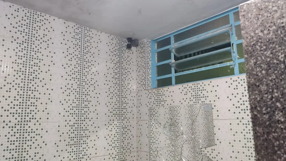 Alunas alteravam a posi&ccedil;&atilde;o do equipamento devido ao constrangimento, mas depois ele voltava a ser direcionado para dentro dos boxes. (Fala Povo Midiamax)