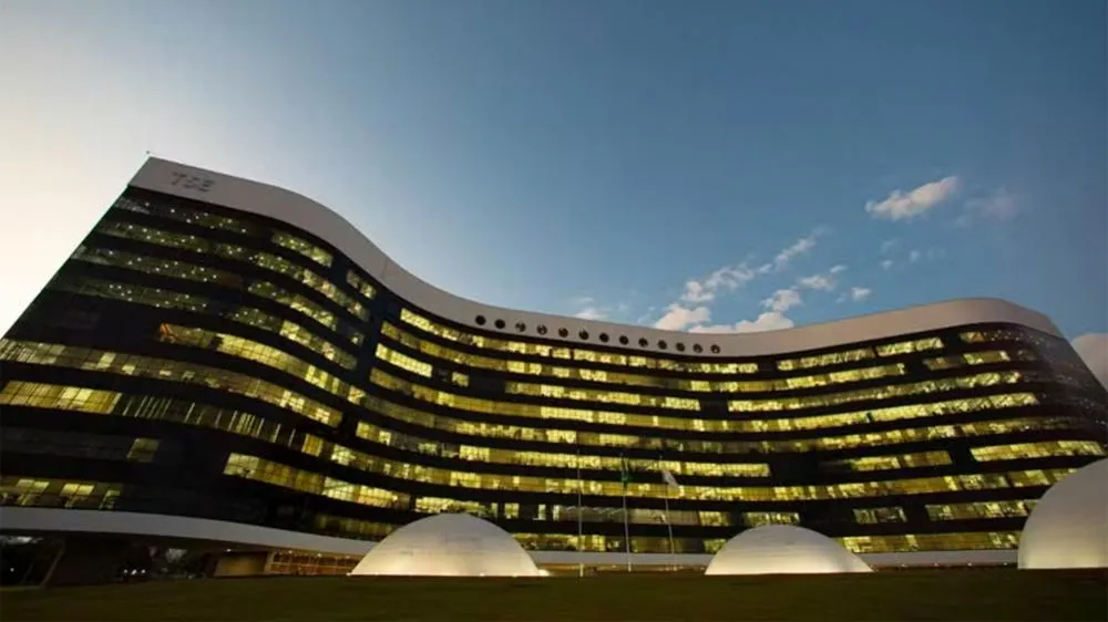 Pesquisa que mostra Flávio à frente de Lula no 2º turno é divulgada por empresa mexicana sem registro no TSE