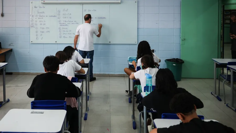 Para prefeitos, menos cidades pagarão piso a professor após aumento de Lula