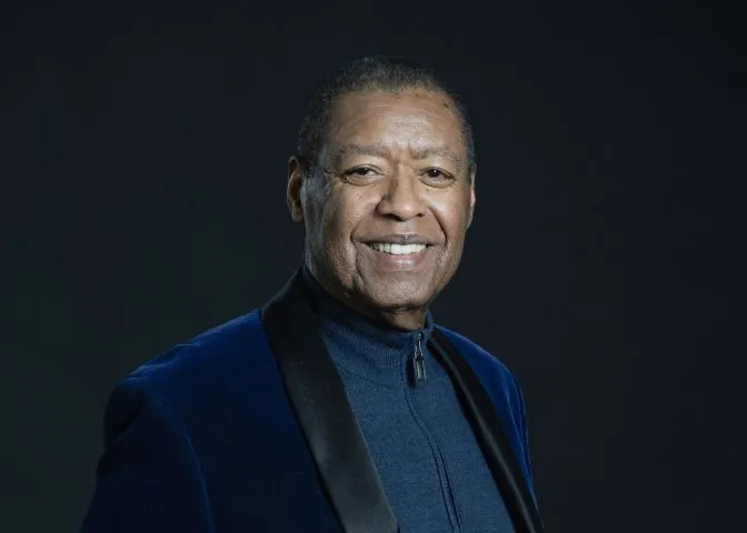 Morre Ron Kenoly, ícone da música gospel mundial, aos 81 anos