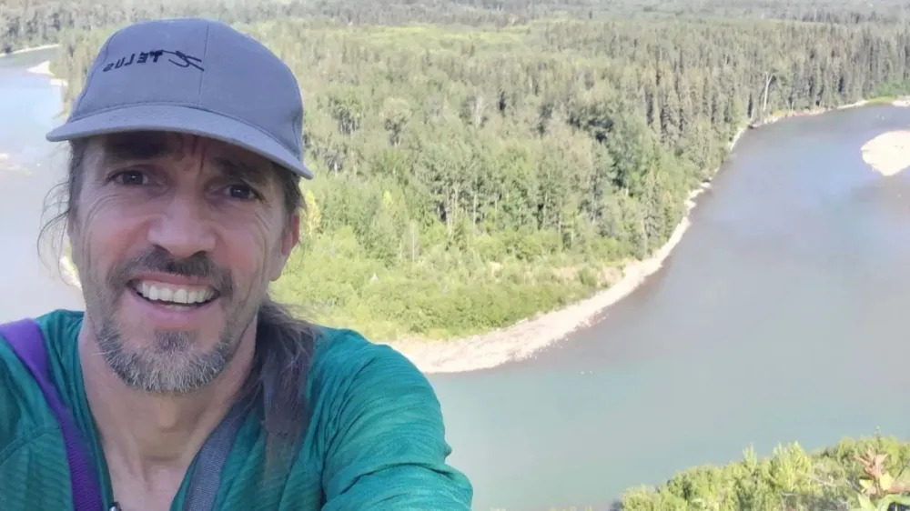 Professor brasileiro protege 15 alunos durante massacre em escola: “Deus me deu foco”