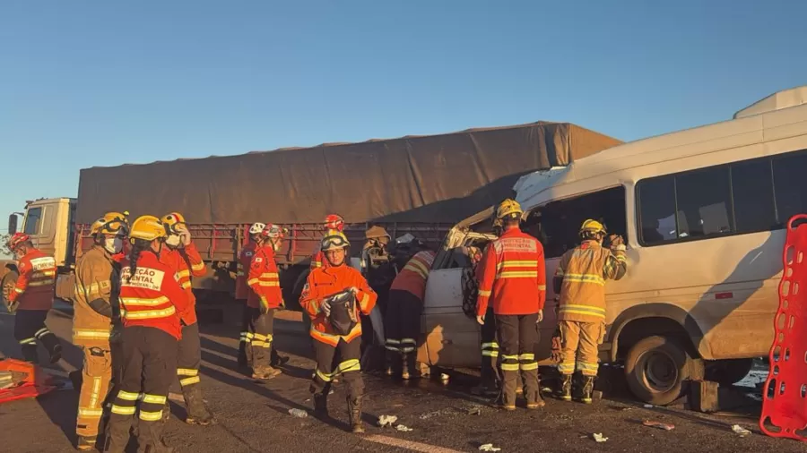 Tragédia na BR-020: Acidente entre van e carreta deixa 5 mortos e mobiliza correntes de oração