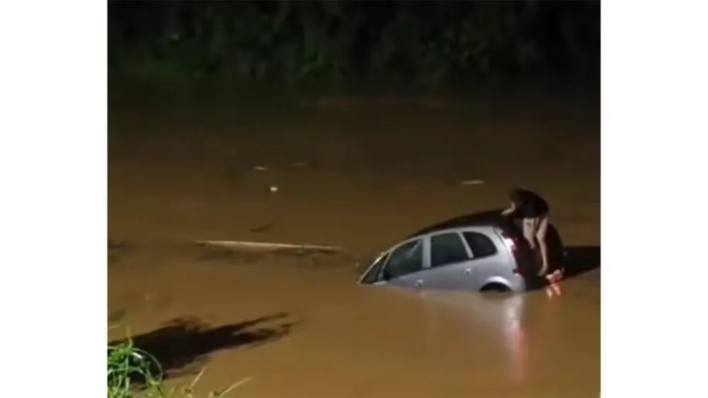 “Renasci”: Motorista escapa de carro submerso em rio após quebrar vidro do porta-malas em SC