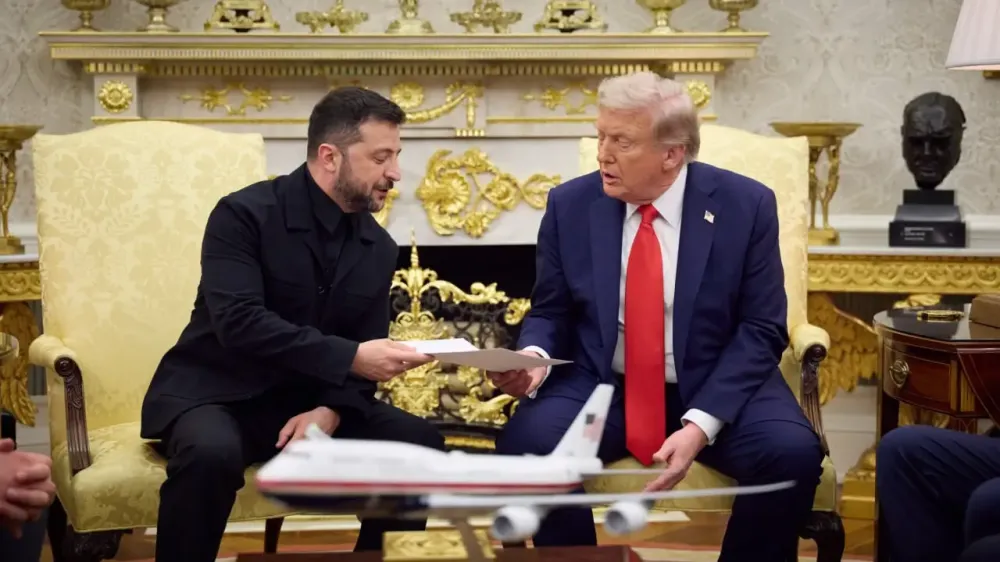 Volodymyr Zelensky entrega carta a Donald Trump durante reunião na Casa Branca (Ukrainian Presidency / Handout/Anadolu/Getty Images) Leia mais em: https://veja.abril.com.br/mundo/negociadores-de-eua-e-ucrania-marcam-reuniao-para-planejar-encontro-com-ru