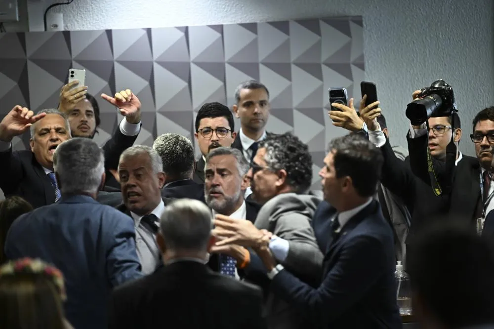 Confusão em CPMI do INSS após quebra de sigilos bancário e fiscal de Lulinha, filho do presidente Lula; — Foto: Reprodução