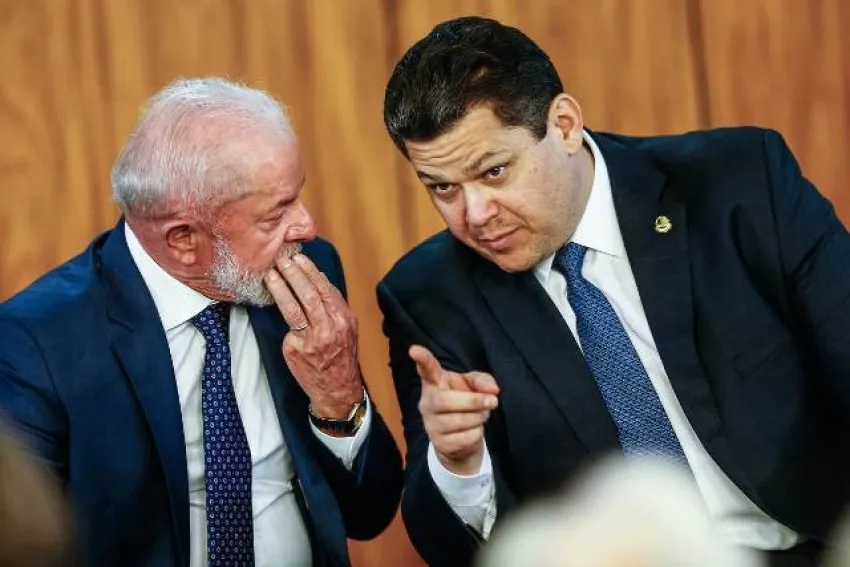 Os presidentes da República, Luiz Inácio Lula da Silva (PT), e do Senado, Davi Alcolumbre (União-AP), em cerimônia no Palácio do Planalto