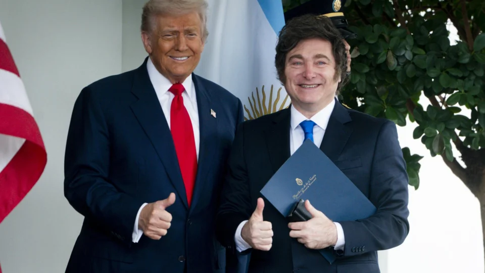 O presidente dos EUA, Donald Trump, recebendo o presidente da Argentina, Javier Milei, na Casa Branca durante encontro no ano passado. (Foto: WILL OLIVER/EFE/EPA)